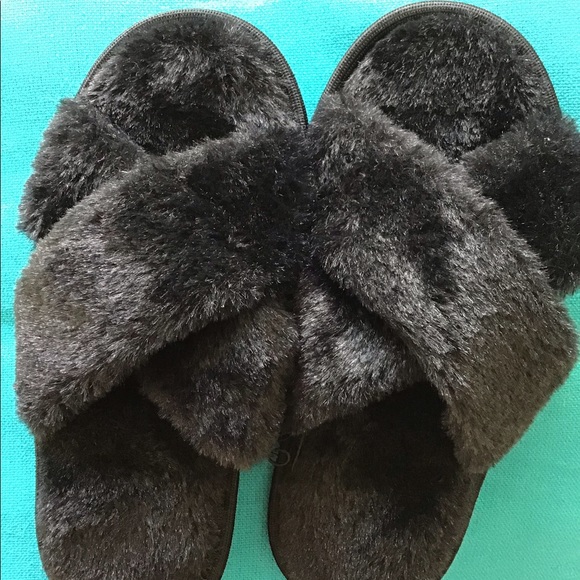 New black slide on fluffy slippers by ORLY- Collective Soles - Picture 2 of 6